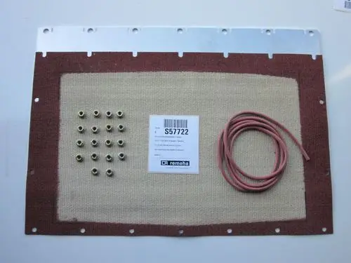 Inspektionsdeckel mit mehreren Montageschrauben, Gummidichtung und Etikett der Marke Remeha. Der Deckel hat eine textile Oberfläche und ein rotes Randfinish.